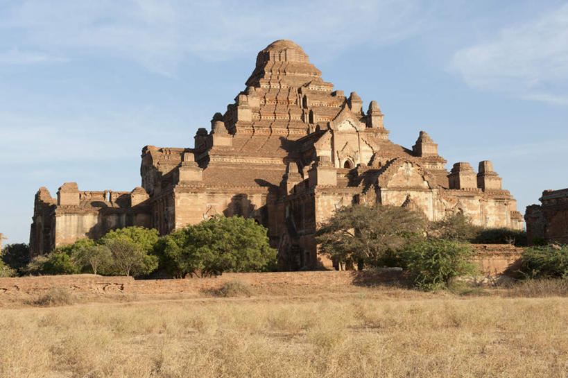 无人,寺庙,横图,室外,白天,正面,旅游,度假,石头,名胜古迹,植物,标志建筑,地标,建筑,缅甸,亚洲,阴影,节日,遗迹,光线,石子,影子,墙,云,云朵,燃烧,云彩,古迹,文化,文物,娱乐,建设,古建筑,墙壁,墙面,树,树木,蓝色,绿色,白云,蓝天,天空,阳光,自然,香火,庙宇,天,祈祷,享受,休闲,健康,旅游胜地,放松,许愿,宗教,东南亚,信仰,生长,晴朗,成长,纪念,祈求,古文明,蒲甘,缅甸联邦,达玛扬基寺,平安,石块,晴空,彩图,庙,寺
