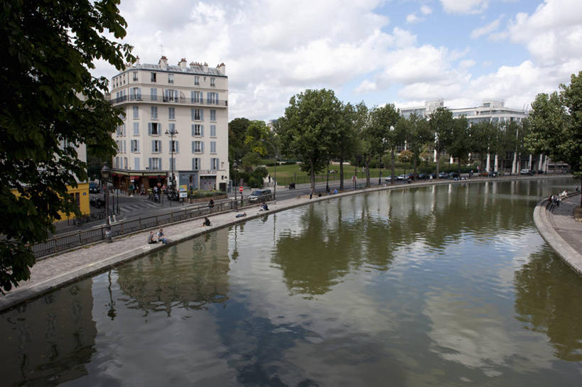 西方人,家,走,横图,俯视,室外,白天,旅游,度假,河流,美景,水,植物,城市风光,标志建筑,城市,地标,建筑,法国,巴黎,欧洲,欧洲人,行人,游客,游人,阴影,波纹,服装,光线,影子,房屋,屋子,河水,景观,水流,云,云朵,公寓,涟漪,首都,许多人,云彩,注视,休闲装,娱乐,建设,洋房,楼房,路人,旅客,住宅,树,树木,衣服,蓝色,绿色,白云,倒影,蓝天,水纹,天空,阳光,自然,波浪,天,观察,看,一群人,享受,休闲,休闲服,景色,放松,服饰,生长,晴朗,成长,观看,察看,倒映,西欧,关注,法兰西,法兰西共和国,水晕,法兰西第五共和国,法兰西岛,反照,法兰西岛大区,过客,男人,男性,年轻男性,年轻女性,女人,女性,白种人,晴空,步行,散步,走路,半身,彩图,高角度拍摄,房子,巴黎省,巴黎市