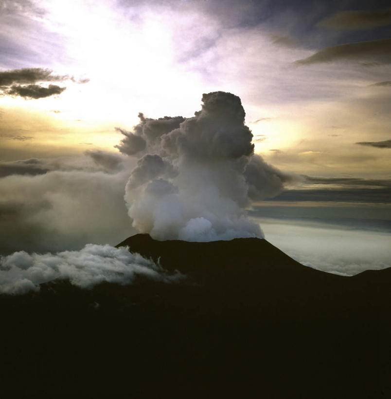 无人,公园,竖图,俯视,航拍,室外,白天,旅游,度假,火山,美景,非洲,刚果,阴影,光线,影子,景观,云,云朵,云彩,娱乐,蓝色,白云,蓝天,天空,阳光,自然,天,享受,休闲,旅游胜地,景色,放松,国家公园,鸟瞰,自然风光,冒烟,刚果共和国,西非,维龙加国家公园,活火山,死火山,休眠火山,彩图,高角度拍摄