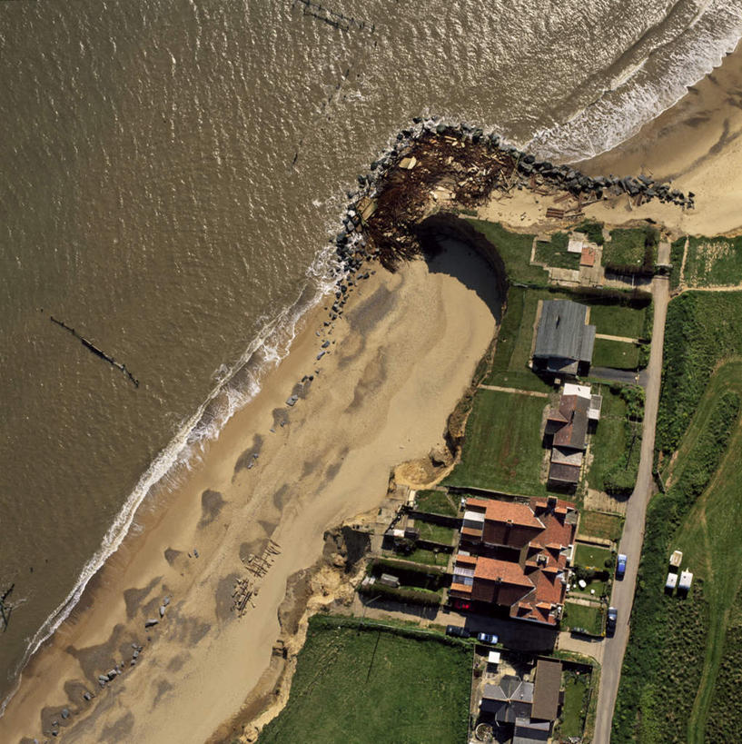 无人,家,竖图,俯视,航拍,室外,白天,旅游,度假,草地,草坪,石头,沙滩,植物,标志建筑,道路,地标,建筑,路,英国,欧洲,阴影,光线,沙子,石子,影子,房屋,屋子,海岸,小路,交通,沙地,娱乐,建设,楼房,住宅,草,树,树木,绿色,阳光,自然,享受,休闲,旅游胜地,放松,乡间小路,生长,成长,西欧,鸟瞰,大不列颠,大不列颠及北爱尔兰联合王国,诺福克,大不列颠联合王国,日不落英帝国,诺福克郡,海滩,石块,岩石,彩图,高角度拍摄,房子