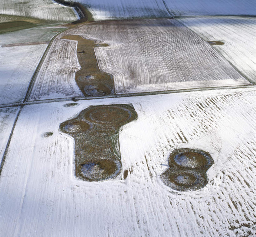 无人,横图,俯视,航拍,室外,白天,旅游,度假,美景,田园,雪,大雪,道路,路,英国,欧洲,阴影,光线,影子,圆,积雪,景观,雪景,冬季,冬天,小路,交通,娱乐,阳光,自然,享受,休闲,旅游胜地,景色,放松,寒冷,乡间小路,西欧,鸟瞰,自然风光,大不列颠,大不列颠及北爱尔兰联合王国,严寒,大不列颠联合王国,日不落英帝国,威尔特郡,彩图,高角度拍摄