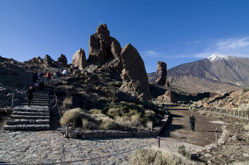 西方人,公园,走,横图,室外,白天,仰视,旅游,度假,草地,草坪,石头,山,雪,雪山,植物,大雪,楼梯,标志建筑,道路,地标,建筑,路,西班牙,欧洲,欧洲人,阴影,光线,石子,影子,阶梯,冰,积雪,山峰,雪景,云,云朵,冬季,冬天,小路,交通,山峦,许多人,云彩,娱乐,建设,台阶,草,蓝色,绿色,白云,蓝天,天空,阳光,天,一群人,享受,休闲,旅游胜地,放松,寒冷,冰冷,国家公园,加纳利群岛,南欧,加那利群岛,西班牙王国,严寒,冰凉,酷寒,凛冽,凛凛,极冷,特内里费岛,泰德国家公园,男人,男性,年轻男性,年轻女性,女人,女性,白种人,石块,岩石,步行,散步,走路,彩图,低角度拍摄,全身