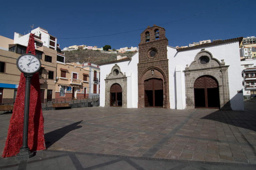 无人,教堂,横图,室外,白天,仰视,度假,美景,窗户,门,城市风光,城市,西班牙,欧洲,阴影,节日,时间,光线,时钟,影子,墙,景观,计时,文化,娱乐,玻璃窗,墙壁,墙面,蓝色,蓝天,天空,阳光,门框,钟表,天,祈祷,享受,休闲,健康,表,景色,放松,许愿,宗教,信仰,晴朗,纪念,祈求,加纳利群岛,南欧,加那利群岛,信念,万里无云,西班牙王国,戈梅拉岛,平安,钟,晴空,晴空万里,彩图,低角度拍摄,大教堂,礼拜堂