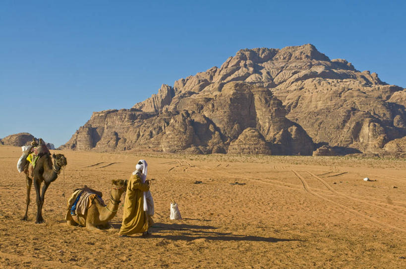 东方人,一个人,走,横图,室外,白天,正面,民族服装,旅游,度假,石头,美景,沙漠,山,山脉,野生动物,约旦,亚洲,仅一个男性,仅一个人,牵,阴影,花纹,服装,光线,布,石子,图案,影子,景观,山顶,山峰,山峦,布纹,注视,黄种人,娱乐,骆驼,仅一个年轻男性,衣服,蓝色,蓝天,天空,阳光,自然,动物,群山,天,观察,看,享受,休闲,景色,放松,运输,服饰,晴朗,观看,牵着,布匹,察看,衣着,穿着,关注,自然风光,西亚,沉积岩,万里无云,沙漠之舟,单峰骆驼,衣饰,约旦哈希姆王国,颠峰,极峰,水成岩,瓦迪拉姆,瓦迪拉姆保护区,男人,男性,年轻男性,亚洲人,大漠,砂漠,石块,岩石,晴空,晴空万里,步行,散步,走路,彩图,全身,传统服装,民俗服