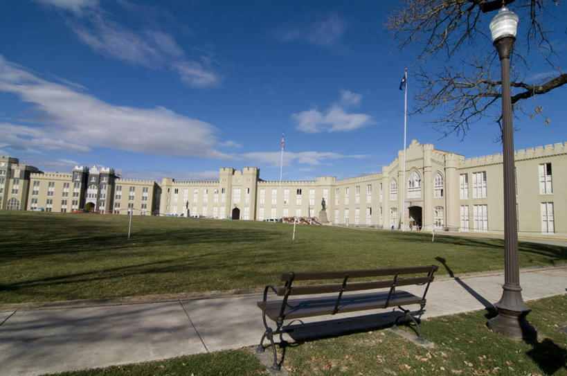 无人,学校,教学楼,横图,室外,白天,正面,度假,草地,草坪,美景,植物,窗户,城市风光,城市,路灯,旗帜,椅子,照明,美国,一排,阴影,整齐,并列,并排,光线,影子,木椅,墙,景观,云,云朵,灯光,云彩,娱乐,旗子,校园,玻璃窗,墙壁,墙面,灯,草,树,树木,排列,蓝色,绿色,白云,蓝天,天空,阳光,自然,天,享受,休闲,教室,景色,放松,生长,晴朗,成长,照亮,北美,北美洲,照明设备,队列,美洲,平行,北亚美利加洲,亚美利加洲,旌旗,旗号,肯塔基,肯塔基州,青草之州,莱克星顿,雷克星敦,列克星敦,晴空,彩图,教学大楼