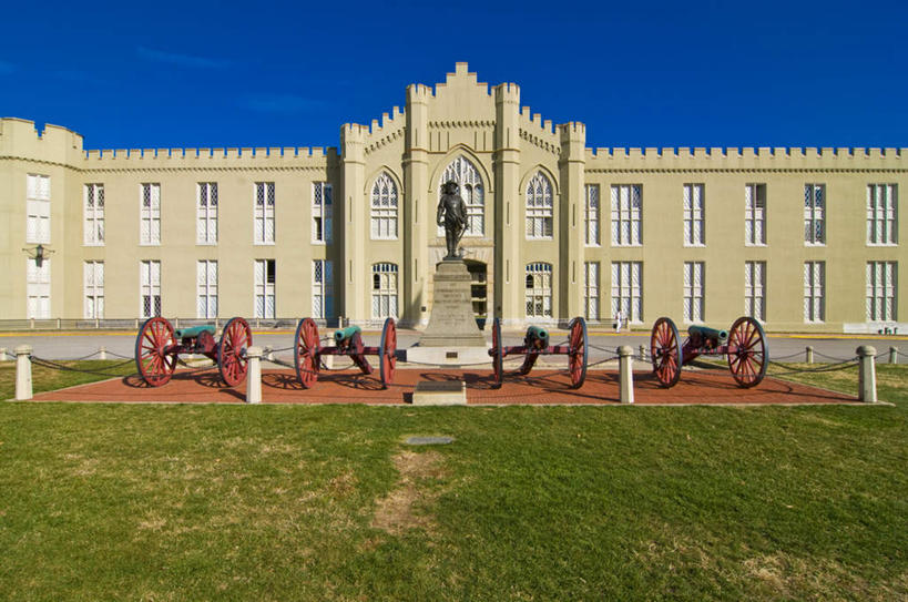 无人,学校,教学楼,站,横图,室外,白天,正面,旅游,度假,草地,草坪,植物,窗户,标志建筑,城市,地标,建筑,雕塑,美国,一排,阴影,朦胧,模糊,艺术,整齐,装饰,光线,雕刻,雕像,影子,墙,注视,娱乐,建设,校园,玻璃窗,墙壁,墙面,草,排列,蓝色,绿色,蓝天,天空,阳光,工艺品,天,观察,看,站着,享受,休闲,教室,炮,旅游胜地,放松,晴朗,观看,纪念,美术,察看,北美,北美洲,队列,关注,主题,美洲,陈列,万里无云,功能,美学,北亚美利加洲,亚美利加洲,肯塔基,肯塔基州,青草之州,莱克星顿,雷克星敦,列克星敦,晴空,晴空万里,站立,彩图,全身,教学大楼