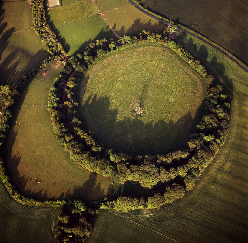无人,农田,横图,俯视,航拍,室外,白天,旅游,度假,庄稼,农作物,美景,树林,植物,英国,欧洲,丰富,丰收,环绕,围绕,堡垒,城堡,景观,乌云,云,阴天,云朵,丰盛,云彩,环抱,娱乐,树,树木,绿色,天空,自然,天,享受,休闲,景色,放松,生长,成长,昏暗,阴沉,西欧,要塞,鸟瞰,自然风光,大不列颠,大不列颠及北爱尔兰联合王国,大不列颠联合王国,日不落英帝国,萦绕,丰登,丰硕,威尔特郡,设防,彩图,高角度拍摄,耕地,庄稼田