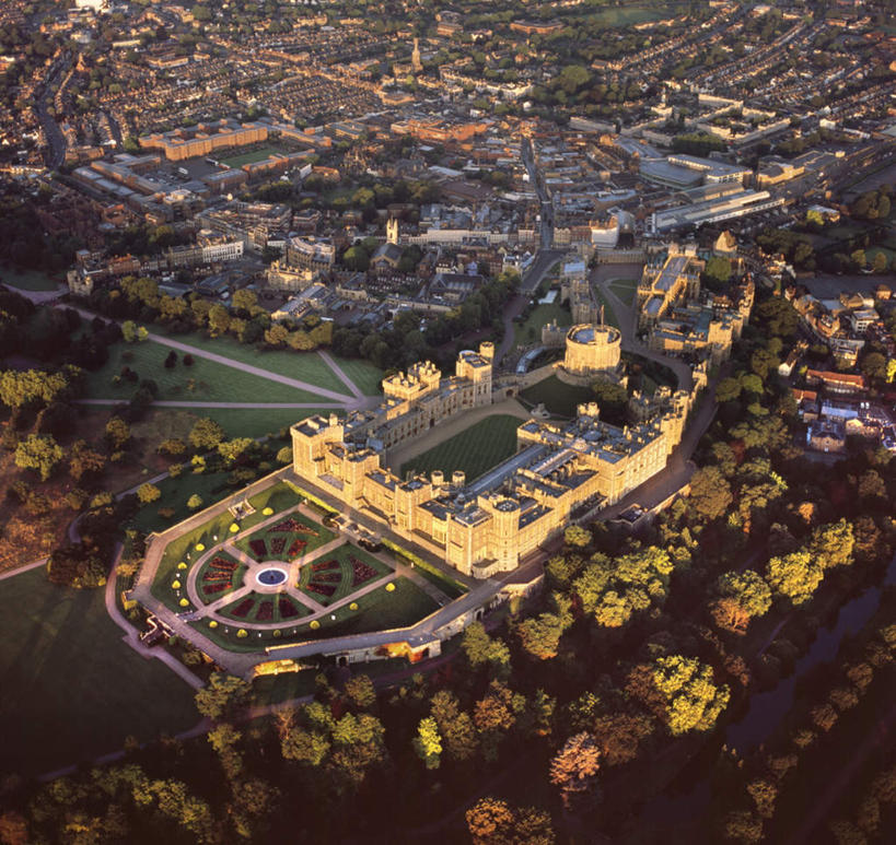 无人,家,横图,俯视,航拍,室外,白天,旅游,度假,名胜古迹,植物,标志建筑,地标,建筑,英国,欧洲,阴影,遗迹,光线,影子,堡垒,城堡,房屋,屋子,古迹,文物,娱乐,建设,古建筑,楼房,英格兰,温莎城堡,住宅,树,树木,绿色,阳光,自然,享受,休闲,旅游胜地,放松,生长,成长,西欧,要塞,鸟瞰,大不列颠,古文明,大不列颠及北爱尔兰联合王国,温莎古堡,大不列颠联合王国,日不落英帝国,英吉利,设防,温莎镇,彩图,高角度拍摄,房子