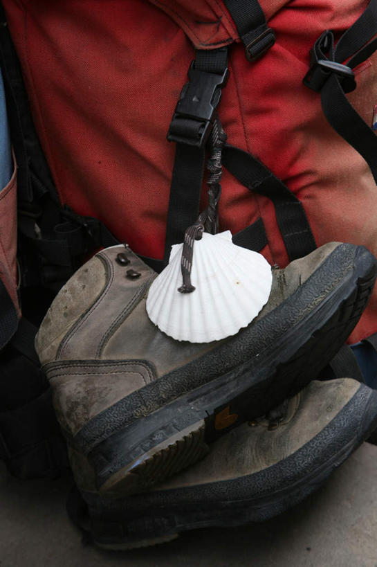 无人,竖图,俯视,室外,特写,白天,运动鞋,静物,鞋子,阴影,朦胧,模糊,光线,包,影子,旅行包,红色,阳光,背包,休闲鞋,旅游包,彩图,高角度拍摄,双肩包