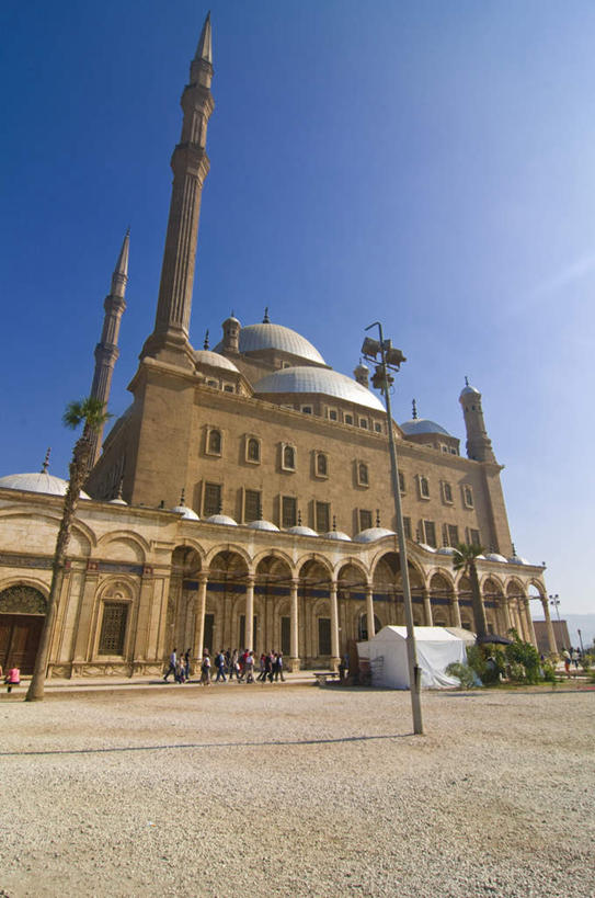 无人,竖图,室外,白天,仰视,旅游,度假,名胜古迹,植物,标志建筑,城市,地标,建筑,路灯,照明,非洲,埃及,开罗,阴影,节日,遗迹,光线,影子,灯光,首都,古迹,文化,文物,娱乐,建设,古建筑,灯,树,树木,蓝色,绿色,蓝天,天空,阳光,自然,天,祈祷,享受,休闲,健康,旅游胜地,放松,许愿,宗教,信仰,生长,晴朗,成长,纪念,祈求,照亮,伊斯兰教,古埃及,照明设备,清真寺,古文明,北非,万里无云,首府,阿拉伯埃及共和国,金字塔之国,棉花之国,阿非利加洲,开罗省,穆罕默德.阿里清真寺,萨拉丁城堡,平安,晴空,晴空万里,彩图,低角度拍摄