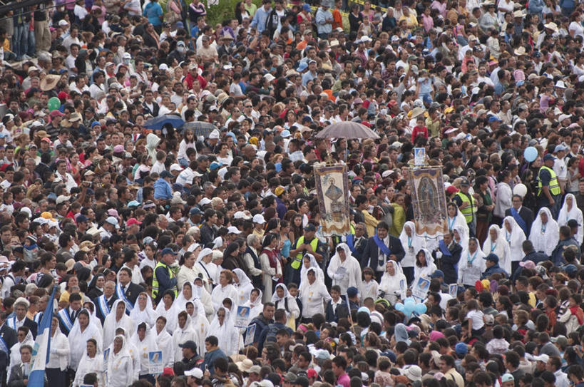 西方人,牧师,传教士,站,横图,俯视,室外,白天,民族服装,度假,美景,城市风光,城市,墨西哥,欧洲,欧洲人,行人,游客,游人,阴影,服装,光线,长袍,影子,景观,许多人,注视,休闲装,娱乐,路人,旅客,衣服,阳光,观察,看,站着,一群人,享受,休闲,休闲服,景色,放松,服饰,观看,察看,北美,北美洲,关注,美洲,北亚美利加洲,亚美利加洲,墨西哥合众国,仙人掌王国,哈利斯科,哈利斯科州,过客,男人,男性,女人,女性,中年男性,中年女性,白种人,传道者,祭司,教士,神甫,神父,站立,半身,彩图,高角度拍摄,传统服装,民俗服