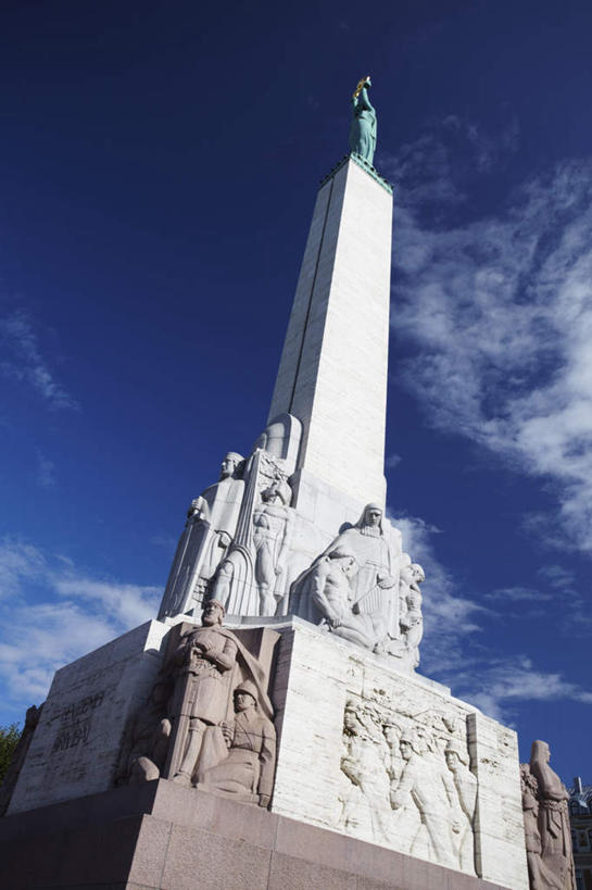 无人,竖图,室外,白天,仰视,旅游,度假,标志建筑,地标,建筑,雕塑,欧洲,拉脱维亚,柱,阴影,艺术,装饰,光线,雕刻,雕像,影子,云,云朵,首都,云彩,娱乐,建设,蓝色,白色,白云,蓝天,天空,阳光,工艺品,天,享受,休闲,旅游胜地,放松,纪念,美术,主题,陈列,功能,美学,拉脱维亚共和国,里加,彩图,低角度拍摄