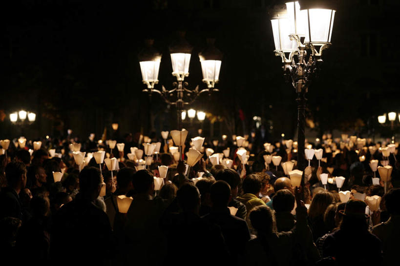 西方人,走,横图,室外,夜晚,旅游,度假,标志建筑,地标,建筑,路灯,照明,法国,巴黎,欧洲,欧洲人,阴影,节日,光线,影子,灯光,首都,许多人,文化,娱乐,建设,灯,背面,祈祷,一群人,享受,休闲,健康,旅游胜地,放松,许愿,宗教,信仰,纪念,祈求,照亮,照明设备,游行,法兰西共和国,法兰西第五共和国,游街,平安,男人,男性,年轻男性,年轻女性,女人,女性,白种人,步行,散步,走路,半身,彩图