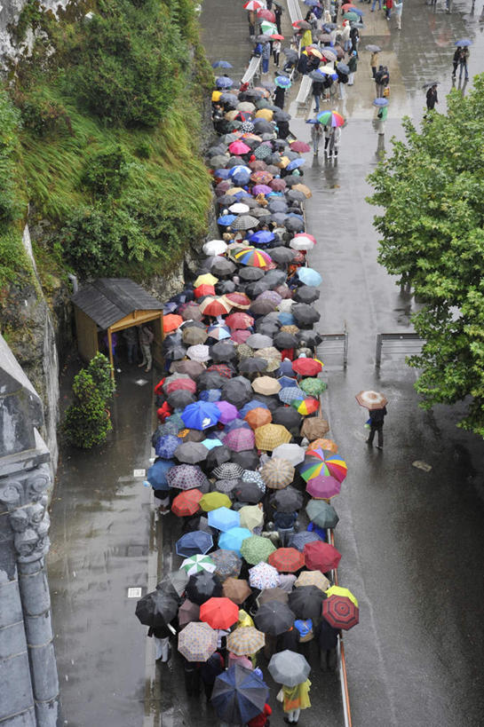 西方人,竖图,俯视,室外,白天,旅游,度假,雨,植物,暴雨,大雨,标志建筑,道路,地标,建筑,路,公路,法国,欧洲,欧洲人,撑,阴影,光线,伞,影子,雨伞,交通,许多人,娱乐,阳伞,建设,树,树木,绿色,自然,一群人,享受,休闲,旅游胜地,放松,生长,成长,细雨,撑着,法兰西共和国,法兰西第五共和国,卢尔德,男人,男性,年轻男性,年轻女性,女人,女性,白种人,小雨,马路,彩图,高角度拍摄,全身