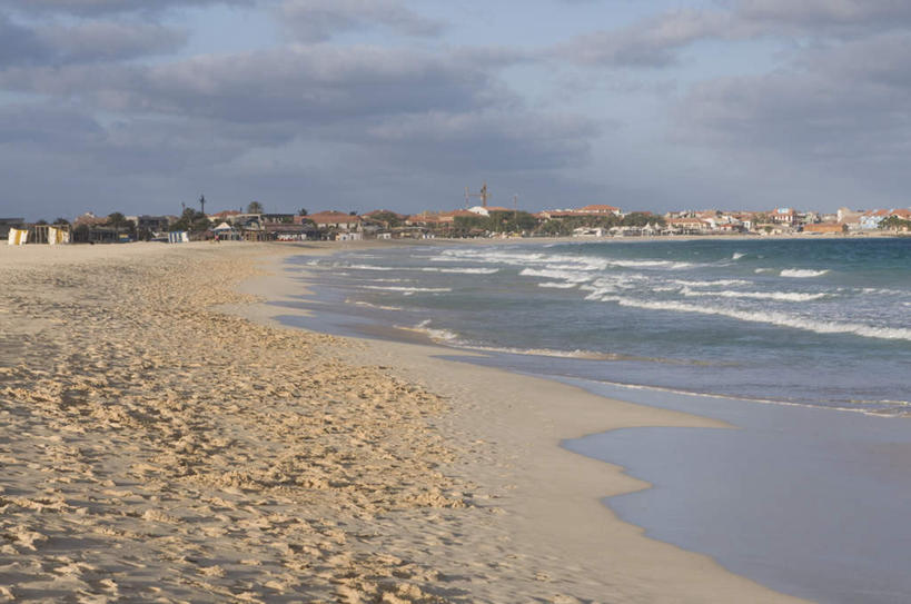 无人,家,横图,室外,白天,正面,旅游,度假,美景,沙滩,非洲,佛得角,阴影,波纹,光线,沙子,影子,房屋,屋子,海岸,景观,云,云朵,沙地,云彩,娱乐,楼房,住宅,蓝色,白云,蓝天,水纹,天空,阳光,自然,波浪,天,享受,休闲,旅游胜地,景色,放松,自然风光,阿非利加洲,佛得角共和国,圣地亚哥岛,海滩,彩图,房子