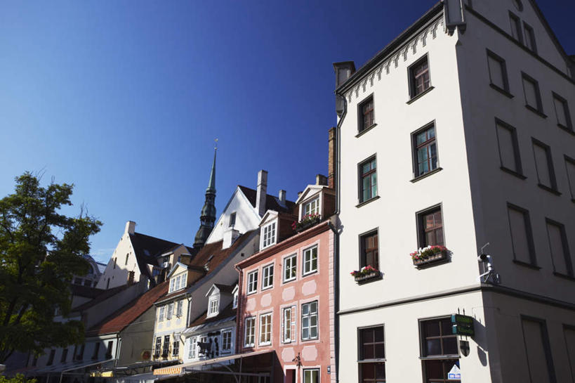 无人,家,横图,室外,白天,仰视,旅游,度假,植物,窗户,标志建筑,地标,建筑,欧洲,拉脱维亚,一排,阴影,整齐,光线,影子,房屋,屋子,云,云朵,首都,云彩,娱乐,建设,楼房,玻璃窗,住宅,树,树木,排列,蓝色,绿色,白云,蓝天,天空,阳光,自然,天,享受,休闲,旅游胜地,放松,生长,成长,队列,拉脱维亚共和国,里加,彩图,低角度拍摄,房子