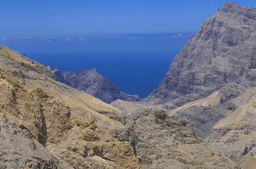 无人,横图,俯视,航拍,室外,白天,旅游,度假,海浪,海洋,石头,美景,山,山脉,非洲,佛得角,阴影,光线,石子,影子,景观,浪花,山峰,云,云朵,山峦,云彩,娱乐,蓝色,白云,蓝天,天空,阳光,自然,海水,群山,天,享受,休闲,旅游胜地,景色,放松,鸟瞰,自然风光,海景,阿非利加洲,佛得角共和国,圣地亚哥岛,大海,风浪,海,海水的波动,近岸浪,石块,岩石,涌浪,彩图,高角度拍摄