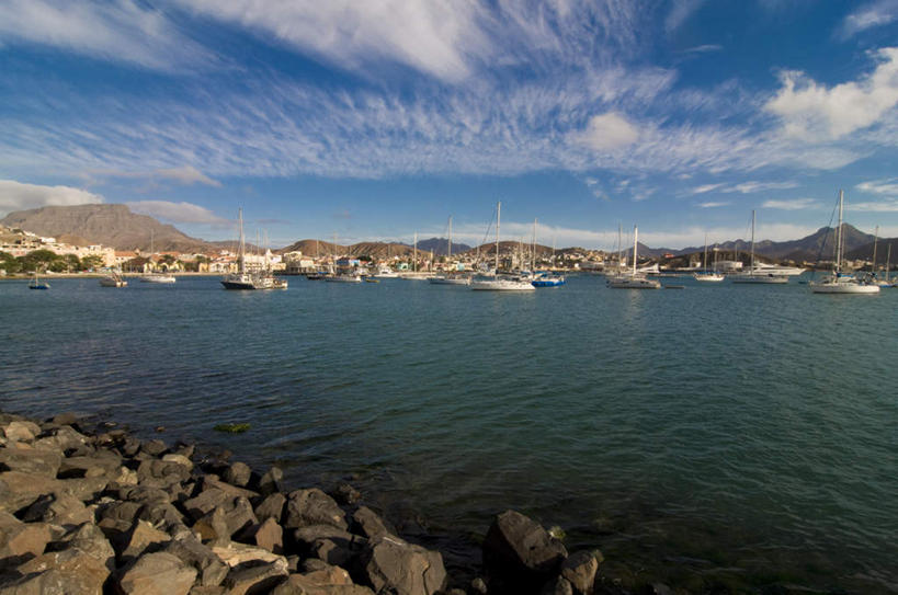 帆船,无人,横图,室外,白天,仰视,旅游,度假,石头,沙滩,山,山脉,船,非洲,佛得角,许多,停靠,阴影,朦胧,模糊,光线,沙子,石子,影子,海岸,山峰,云,云朵,沙地,山峦,云彩,娱乐,排列,蓝色,白云,蓝天,天空,阳光,交通工具,群山,天,享受,休闲,放松,晴朗,停泊,载具,阿非利加洲,摆列,佛得角共和国,明德卢,圣维森特岛,海滩,石块,岩石,晴空,彩图,低角度拍摄,布列,分列