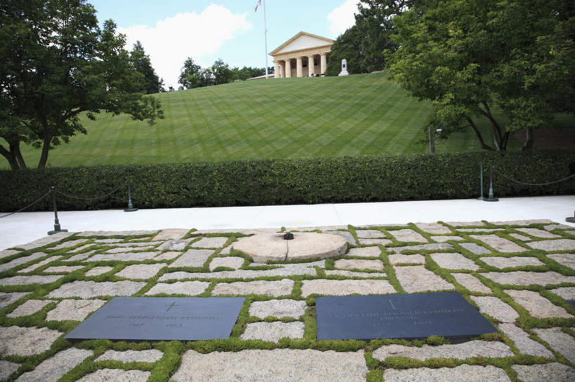 无人,横图,室外,白天,仰视,旅游,度假,草地,草坪,植物,标志建筑,地标,建筑,美国,一排,阴影,整齐,光线,影子,柱子,云,云朵,云彩,娱乐,建设,草,树,树木,排列,蓝色,绿色,白云,蓝天,天空,阳光,自然,天,享受,休闲,墓地,公墓,旅游胜地,放松,生长,晴朗,成长,坟墓,陵墓,北美洲,队列,美洲,坟场,弗吉尼亚,弗吉尼亚州,阿灵顿国家公墓,阿灵顿,北亚美利加洲,亚美利加洲,维吉尼亚,老自治领州,阿灵顿县,阿灵顿公墓,晴空,彩图,低角度拍摄