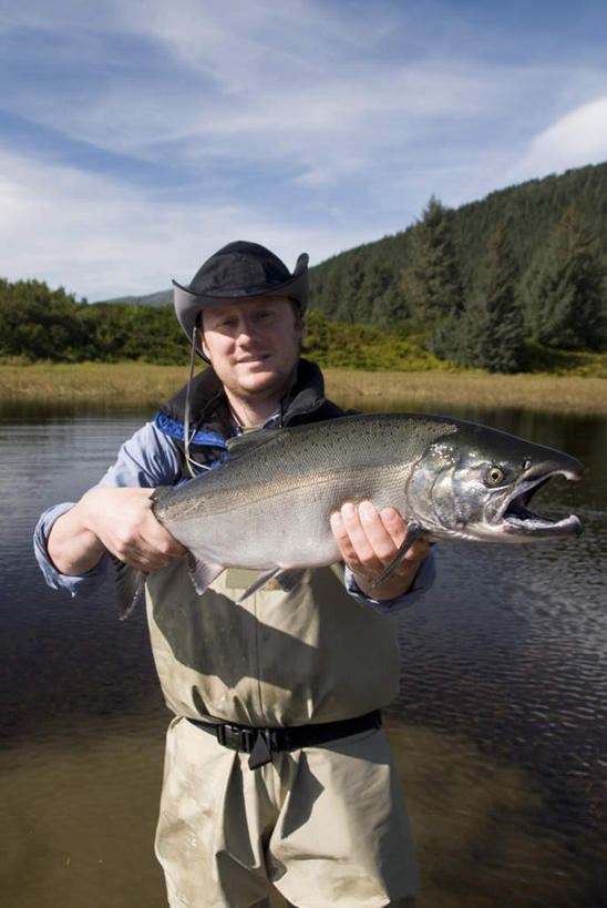 三文鱼,西方人,一个人,站,举,竖图,室外,白天,正面,旅游,度假,草地,草坪,湖,湖泊,美景,水,植物,鲑鱼,帽子,欧洲,美国,欧洲人,仅一个男性,仅一个人,仅一个中年男性,一条,握,阴影,服装,光线,影子,湖面,景观,水流,水面,云,云朵,拿,云彩,拿着,注视,休闲装,娱乐,运动帽,草,树,树木,衣服,蓝色,绿色,白云,蓝天,天空,阳光,自然,湖水,天,观察,看,托,站着,享受,休闲,休闲服,鸭舌帽,景色,放松,握着,服饰,生长,晴朗,成长,观看,大马哈鱼,察看,北美,北美洲,关注,自然风光,美洲,阿拉斯加,阿拉斯加州,撒蒙鱼,萨门鱼,冰海之皇,鲑,北亚美利加洲,亚美利加洲,马哈鱼,麻哈鱼,大麻哈鱼,最后的边疆,午夜阳光之地,银大麻哈鱼,男人,男性,中年男性,白种人,晴空,举起,举手,举着,向上举,向上伸,向上托,站立,半身,彩图