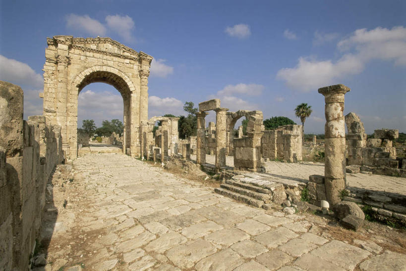 无人,横图,室外,白天,正面,旅游,度假,石头,名胜古迹,植物,标志建筑,地标,建筑,黎巴嫩,亚洲,阴影,遗迹,光线,石子,影子,建筑群,古迹,文物,娱乐,建设,古建筑,废墟,蓝色,绿色,蓝天,天空,阳光,天,享受,休闲,旅游胜地,放松,生长,晴朗,成长,西亚,古文明,万里无云,黎巴嫩共和国,石块,岩石,晴空,晴空万里,彩图