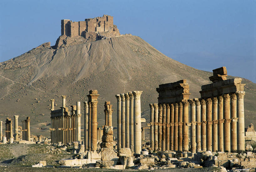 无人,横图,室外,白天,正面,旅游,度假,石头,美景,山,山脉,标志建筑,地标,建筑,叙利亚,亚洲,许多,阴影,光线,石子,影子,柱子,堡垒,城堡,景观,山峰,山峦,很多,娱乐,建设,废墟,蓝色,蓝天,天空,阳光,自然,群山,天,享受,休闲,旅游胜地,景色,放松,晴朗,要塞,自然风光,西亚,万里无云,阿拉伯叙利亚共和国,设防,石块,岩石,晴空,晴空万里,彩图