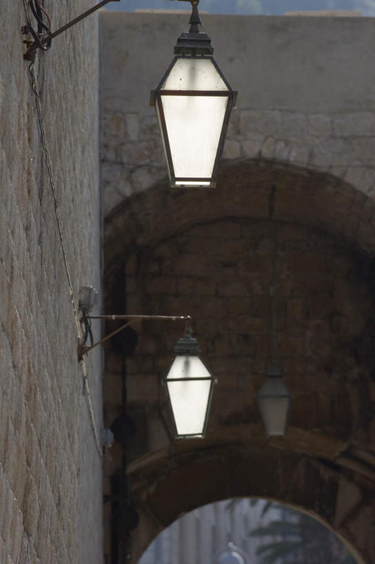 无人,家,竖图,室外,白天,仰视,旅游,度假,标志建筑,地标,建筑,照明,欧洲,克罗地亚,阴影,光线,壁灯,影子,房屋,墙,屋子,拱门,小巷,灯光,娱乐,建设,楼房,墙壁,墙面,住宅,灯,阳光,灯具,享受,休闲,旅游胜地,放松,照亮,照明设备,巴尔干,杜布罗夫尼克,克罗地亚共和国,萨格勒布,冷巷,彩图,低角度拍摄,房子