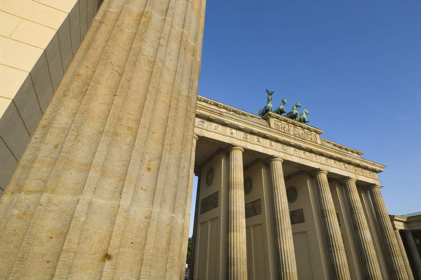 无人,横图,室外,白天,仰视,旅游,度假,门,标志建筑,地标,建筑,雕塑,德国,欧洲,许多,阴影,艺术,装饰,光线,雕刻,雕像,影子,柱子,屋顶,首都,很多,顶棚,娱乐,建设,柏林,勃兰登堡门,蓝色,蓝天,天空,阳光,工艺品,门框,天,享受,休闲,旅游胜地,放松,晴朗,纪念,美术,西欧,主题,陈列,万里无云,德意志联邦共和国,功能,美学,柏林州,晴空,晴空万里,彩图,低角度拍摄