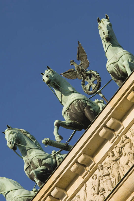 无人,竖图,室外,白天,仰视,旅游,度假,标志建筑,地标,建筑,雕塑,德国,欧洲,许多,阴影,艺术,装饰,光线,雕刻,雕像,影子,屋顶,首都,很多,顶棚,娱乐,建设,柏林,勃兰登堡门,蓝色,蓝天,天空,阳光,工艺品,天,享受,休闲,旅游胜地,放松,晴朗,纪念,美术,西欧,主题,陈列,万里无云,德意志联邦共和国,功能,美学,柏林州,晴空,晴空万里,彩图,低角度拍摄