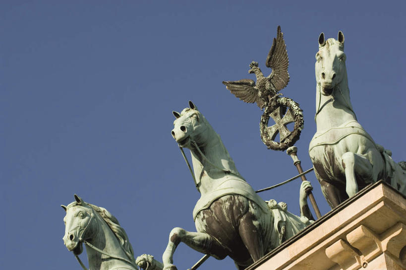 无人,横图,室外,特写,白天,仰视,旅游,度假,标志建筑,地标,建筑,马,野生动物,雕塑,德国,欧洲,一排,阴影,艺术,整齐,装饰,光线,雕刻,雕像,影子,首都,娱乐,建设,柏林,勃兰登堡门,排列,蓝色,蓝天,天空,阳光,动物,工艺品,天,享受,休闲,旅游胜地,放松,运输,牲畜,晴朗,纪念,美术,西欧,队列,主题,三匹,陈列,万里无云,德意志联邦共和国,功能,美学,柏林州,晴空,晴空万里,彩图,低角度拍摄