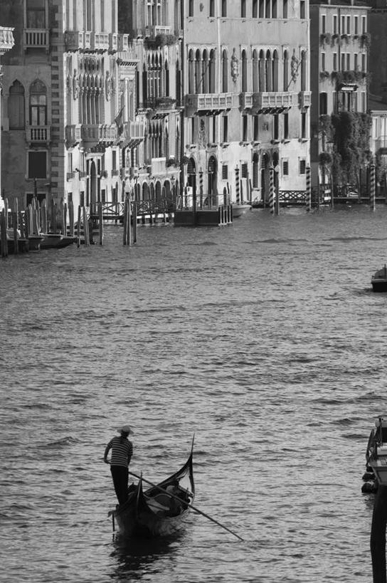 西方人,手,一个人,家,站,竖图,俯视,室外,白天,度假,河流,美景,水,城市风光,城市,船,意大利,欧洲,威尼斯,欧洲人,仅一个男性,仅一个人,一排,握,阴影,波纹,竹制,服装,整齐,光线,影子,房屋,屋子,河水,景观,水流,木船,涟漪,拿,拿着,注视,休闲装,娱乐,楼房,住宅,排列,仅一个年轻男性,衣服,水纹,阳光,交通工具,波浪,观察,看,站着,享受,休闲,手部,休闲服,景色,放松,握着,服饰,观看,察看,竹制品,舟,队列,关注,南欧,载具,撑杆,意大利共和国,水晕,男人,男性,年轻男性,白种人,站立,彩图,高角度拍摄,全身,房子