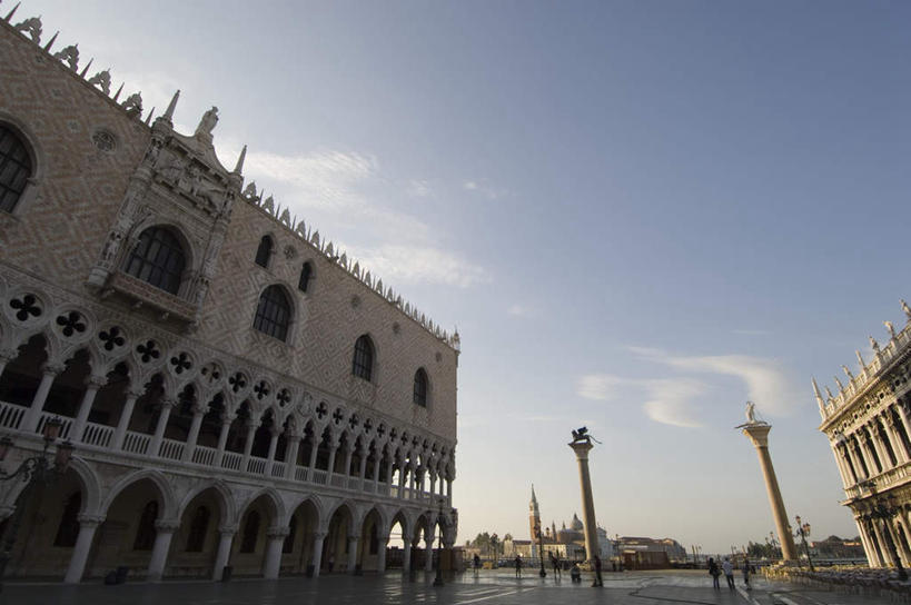 西方人,家,广场,站,走,伸展双臂,横图,室外,白天,仰视,度假,美景,城市风光,城市,道路,路,路灯,哺乳动物,野生动物,狮子,照明,雕塑,意大利,欧洲,威尼斯,欧洲人,行人,游客,游人,阴影,服装,艺术,装饰,光线,雕刻,雕像,影子,房屋,屋子,景观,小路,灯光,交通,许多人,注视,休闲装,娱乐,楼房,路人,旅客,住宅,灯,衣服,蓝色,蓝天,天空,阳光,动物,工艺品,天,观察,看,站着,一群人,享受,休闲,休闲服,景色,放松,服饰,晴朗,观看,纪念,照亮,美术,察看,照明设备,关注,南欧,主题,凶猛,陈列,万里无云,意大利共和国,功能,美学,过客,残暴,凶残,男人,男性,年轻男性,年轻女性,女人,女性,白种人,晴空,晴空万里,步行,敞开双臂,散步,伸开双臂,展开双肩,站立,张开手臂,张开双臂,走路,彩图,低角度拍摄,全身,房子