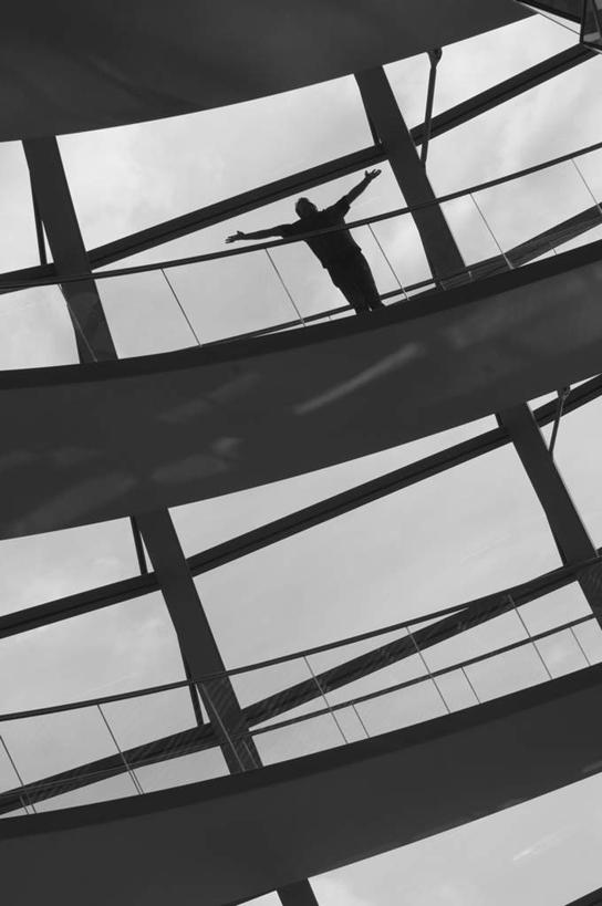 栏杆,站,伸展双臂,竖图,室内,白天,仰视,旅游,度假,窗户,标志建筑,地标,建筑,德国,欧洲,阴影,服装,光线,影子,围栏,首都,注视,休闲装,娱乐,建设,护栏,柏林,玻璃窗,衣服,蓝色,蓝天,天空,阳光,天,观察,看,站着,享受,休闲,休闲服,旅游胜地,放松,服饰,晴朗,观看,察看,西欧,关注,万里无云,德意志联邦共和国,柏林州,德国国会大厦,晴空,晴空万里,敞开双臂,伸开双臂,展开双肩,站立,张开手臂,张开双臂,半身,彩图,低角度拍摄