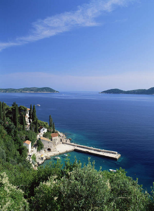 无人,家,竖图,俯视,室外,白天,旅游,度假,海浪,海洋,石头,美景,沙滩,树林,植物,标志建筑,地标,建筑,船,鸟,野生动物,欧洲,克罗地亚,阴影,光线,鸟类,沙子,石子,影子,房屋,屋子,地平线,海岸,景观,浪花,桥,辽阔,游艇,地面,沙地,娱乐,建设,石桥,楼房,拱桥,住宅,栈桥,树,树木,蓝色,绿色,蓝天,天空,阳光,自然,海水,动物,交通工具,天,享受,休闲,广阔,旅游胜地,景色,放松,拱形,生长,晴朗,成长,人行桥,石拱桥,一望无际,雕,自然风光,载具,延伸,凶猛,海景,万里无云,天地相交,克罗地亚共和国,无边无际,一马平川,短尾雕,达尔马提亚,残暴,凶残,大海,风浪,海,海水的波动,海滩,近岸浪,石块,涌浪,晴空,晴空万里,彩图,高角度拍摄,房子