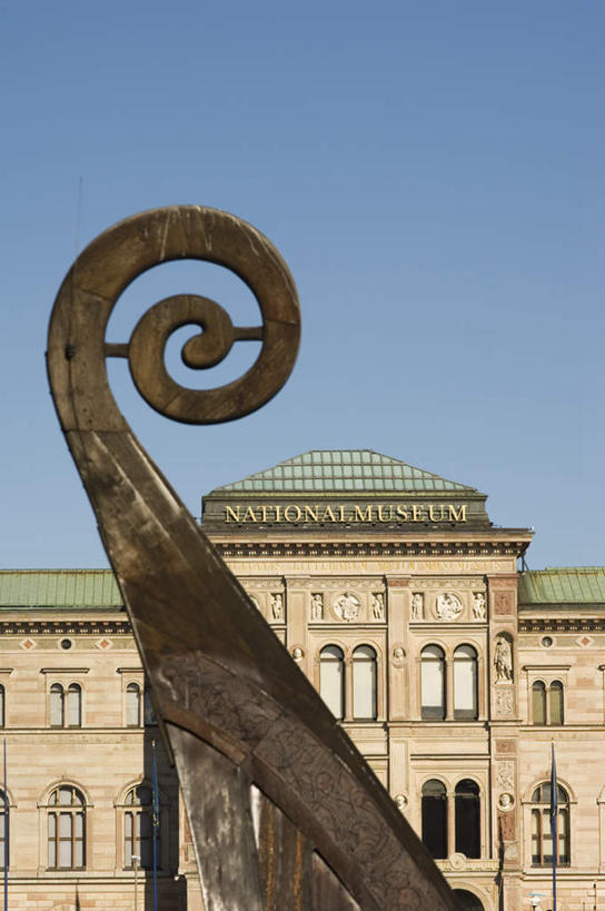 无人,家,竖图,室外,白天,仰视,度假,美景,城市风光,城市,船,雕塑,瑞典,欧洲,阴影,艺术,装饰,光线,木制,雕刻,影子,房屋,屋子,景观,娱乐,楼房,住宅,蓝色,蓝天,天空,阳光,木制品,工艺品,交通工具,天,享受,休闲,景色,放松,晴朗,纪念,美术,舟,斯堪的纳维亚,载具,北欧,斯堪的纳维亚半岛,主题,陈列,万里无云,功能,美学,维京船,瑞典王国,晴空,晴空万里,彩图,低角度拍摄,房子