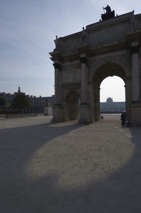 无人,竖图,室外,白天,仰视,旅游,度假,名胜古迹,标志建筑,地标,建筑,雕塑,法国,巴黎,欧洲,阴影,庆祝,遗迹,艺术,装饰,光线,雕刻,雕像,影子,云,云朵,建筑群,首都,云彩,古迹,文物,娱乐,建设,古建筑,蓝色,白云,蓝天,天空,阳光,工艺品,天,享受,休闲,旅游胜地,放松,拱形,晴朗,纪念,留念,华丽,修饰,庆贺,美术,点缀,祝贺,主题,怀念,陈列,古文明,法兰西共和国,功能,美学,衬托,美观,雅致,雅观,法兰西第五共和国,记念,卡尔赛门,小凯旋门,晴空,彩图,低角度拍摄