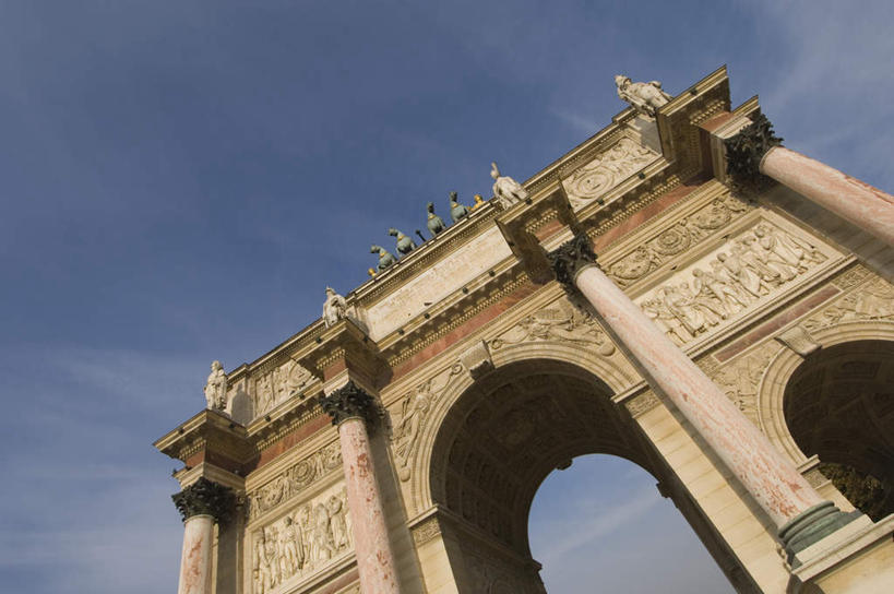 无人,竖图,室外,白天,仰视,旅游,度假,名胜古迹,标志建筑,地标,建筑,雕塑,法国,巴黎,欧洲,阴影,庆祝,遗迹,艺术,装饰,光线,雕刻,雕像,影子,柱子,云,云朵,建筑群,首都,倾斜,云彩,古迹,文物,娱乐,建设,古建筑,蓝色,白云,蓝天,天空,阳光,工艺品,天,享受,休闲,旅游胜地,放松,晴朗,纪念,留念,华丽,修饰,庆贺,美术,点缀,祝贺,主题,怀念,歪斜,陈列,古文明,法兰西共和国,功能,美学,衬托,美观,雅致,雅观,法兰西第五共和国,记念,卡尔赛门,小凯旋门,晴空,彩图,低角度拍摄