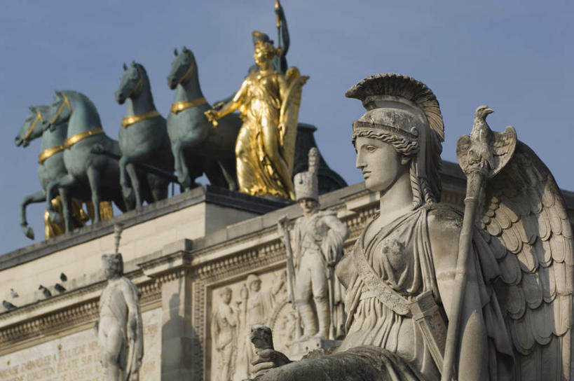 无人,横图,室外,白天,仰视,马,野生动物,雕塑,阴影,艺术,装饰,光线,雕刻,雕像,影子,蓝色,蓝天,天空,阳光,动物,工艺品,天,运输,雕花,牲畜,晴朗,纪念,华丽,修饰,美术,点缀,主题,陈列,万里无云,功能,美学,衬托,美观,雅致,雅观,晴空,晴空万里,彩图,低角度拍摄