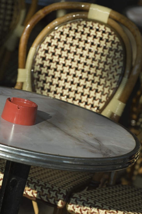 无人,餐厅,竖图,室内,白天,正面,餐桌,桌子,椅子,阴影,光线,影子,塑料,倾斜,红色,阳光,塑料制品,餐台,烟灰缸,歪斜,烟碟,烟盅,彩图,餐馆,饭店,饭馆,咖啡馆