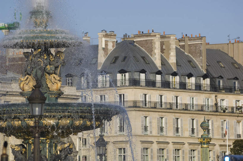 西方人,一个人,无人,家,广场,横图,室外,白天,仰视,旅游,度假,名胜古迹,水,标志建筑,地标,建筑,喷泉,雕塑,法国,巴黎,欧洲,欧洲人,仅一个年轻女性,仅一个女性,仅一个人,阴影,飞溅,遗迹,艺术,装饰,溅,光线,雕刻,雕像,液体,影子,房屋,屋子,景观,水滴,建筑群,首都,古迹,文化,文物,娱乐,建设,古建筑,楼房,住宅,水珠,蓝色,蓝天,天空,阳光,工艺品,天,品味,享受,休闲,旅游胜地,放松,晴朗,纪念,美术,喷洒,主题,水景,陈列,古文明,万里无云,法兰西共和国,协和广场,功能,美学,美观,法兰西第五共和国,巴黎协和广场,年轻女性,女人,女性,白种人,设计,晴空,晴空万里,彩图,低角度拍摄,房子