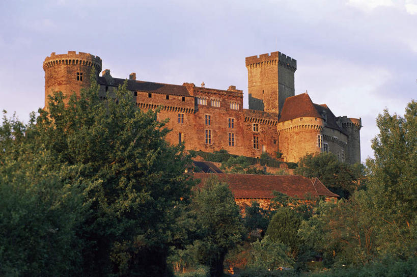 无人,横图,室外,白天,仰视,旅游,度假,美景,树林,植物,窗户,标志建筑,地标,建筑,玻璃,法国,欧洲,阴影,光线,影子,堡垒,城堡,墙,屋顶,景观,顶棚,娱乐,建设,玻璃窗,墙壁,墙面,玻璃制品,树,树木,蓝色,绿色,蓝天,天空,阳光,自然,瞭望塔,天,享受,休闲,旅游胜地,景色,放松,生长,晴朗,成长,要塞,自然风光,哨塔,万里无云,法兰西共和国,法兰西第五共和国,南部.比利牛斯,设防,南部.比利牛斯大区,晴空,晴空万里,彩图,低角度拍摄