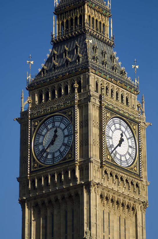 无人,竖图,室外,白天,仰视,旅游,度假,名胜古迹,标志建筑,地标,建筑,英国,欧洲,伦敦,阴影,遗迹,装饰,时间,光线,雕刻,时钟,影子,钟楼,首都,计时,古迹,文物,娱乐,建设,古建筑,大本钟,大笨钟,蓝色,蓝天,天空,阳光,钟表,天,享受,休闲,表,旅游胜地,放松,晴朗,华丽,修饰,点缀,西欧,大不列颠,古文明,大不列颠及北爱尔兰联合王国,万里无云,衬托,美观,雅致,雅观,塔钟,大不列颠联合王国,日不落英帝国,雕镂,雕琢,镌刻,雾都,钟,晴空,晴空万里,彩图,低角度拍摄