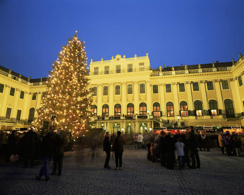 家,栏杆,站,走,横图,室外,夜晚,仰视,旅游,度假,植物,别墅,楼梯,标志建筑,道路,地标,建筑,路,奥地利,欧洲,维也纳,圣诞节,服装,节日,庆祝,扶手,房屋,阶梯,屋子,公寓,小路,圣诞树,交通,首都,注视,休闲装,文化,娱乐,建设,洋房,护栏,楼房,台阶,住宅,树,树木,衣服,蓝色,绿色,蓝天,天空,自然,天,观察,看,站着,庆典,享受,休闲,休闲服,旅游胜地,放松,服饰,生长,晴朗,成长,观看,纪念,庆贺,察看,关注,祝贺,中欧,万里无云,奥地利共和国,舍恩布龙宫,美泉宫,晴空,晴空万里,步行,散步,站立,走路,彩图,低角度拍摄,全身,房子