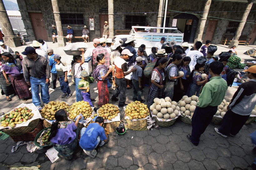 东方人,站,交叉,横图,俯视,室外,白天,购物,消费,竹子,芒果,蔬菜,帽子,水果,亚洲,一堆,一排,许多,握,阴影,堆叠,堆积,竹制,服装,新鲜,整齐,编织,光线,篮子,影子,瓜果,生食,食品,果实,很多,许多人,拿,拿着,注视,休闲装,黄种人,运动帽,食物,排列,衣服,阳光,竹篮,观察,看,站着,一群人,休闲,休闲服,鸭舌帽,握着,金融,服饰,有机食品,绿色食品,观看,竹条,堆,交织,察看,竹制品,队列,关注,选购,贸易,血拼,穿插,男人,男性,年轻男性,年轻女性,女人,女性,亚洲人,望果,蜜望,檬果,闷果,漭果,杧果,庵波罗果,站立,彩图,高角度拍摄,全身