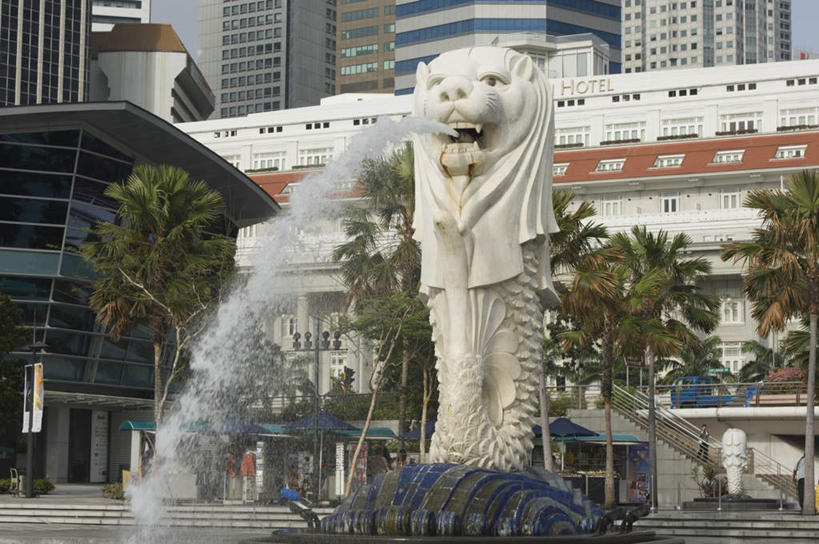 无人,高楼大厦,栏杆,坐,横图,室外,白天,正面,度假,美景,植物,楼梯,城市风光,标志建筑,城市,大厦,地标,建筑,摩天大楼,喷泉,哺乳动物,野生动物,狮子,雕塑,新加坡,亚洲,一头,阴影,艺术,装饰,光线,雕刻,雕像,扶手,伞,影子,雨伞,遮阳伞,阶梯,景观,首都,文化,娱乐,阳伞,建设,护栏,台阶,树,树木,绿色,阳光,自然,动物,工艺品,品味,张嘴,享受,休闲,景色,放松,东南亚,生长,成长,纪念,美术,主题,水景,凶猛,陈列,张大嘴巴,鱼尾狮,功能,美学,美观,新加坡共和国,残暴,凶残,设计,张开嘴,坐着,彩图,全身,大楼,高层建筑,高楼,摩天楼