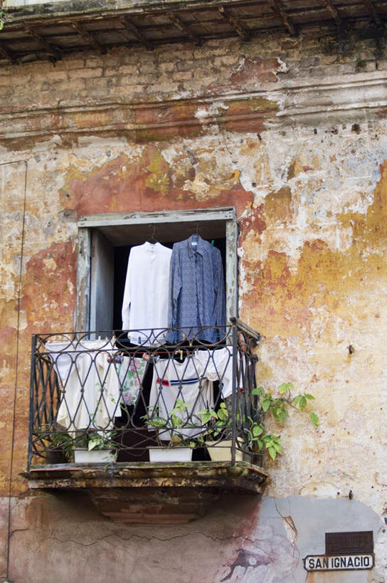 无人,家,栏杆,露台,竖图,室外,白天,正面,窗户,阳台,一排,许多,阴影,服装,整齐,光线,影子,房屋,墙,屋子,围栏,很多,护栏,楼房,玻璃窗,墙壁,墙面,住宅,排列,衣服,阳光,服饰,衣着,穿着,队列,美洲,亚美利加洲,衣饰,加勒比,加勒比国家联盟,彩图,房子,露天阳台