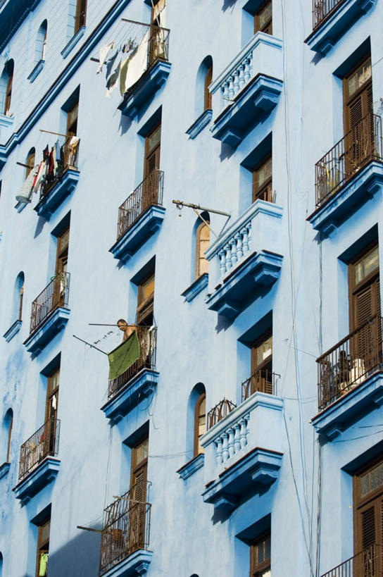 无人,家,栏杆,露台,竖图,室外,白天,仰视,度假,美景,窗户,落地窗,阳台,城市风光,城市,阴影,光线,影子,房屋,屋子,景观,围栏,娱乐,护栏,楼房,玻璃窗,住宅,阳光,享受,休闲,景色,放松,美洲,亚美利加洲,加勒比,加勒比国家联盟,彩图,低角度拍摄,房子,露天阳台