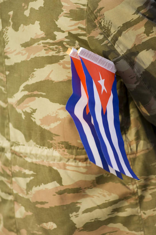 西方人,一个人,站,竖图,室外,白天,制服,欧洲,欧洲人,仅一个男性,仅一个人,仅一个中年男性,阴影,光线,影子,地面,两个,背面,衣服,阳光,站着,军人,军装,军服,男人,男性,中年男性,白种人,站立,半身,彩图