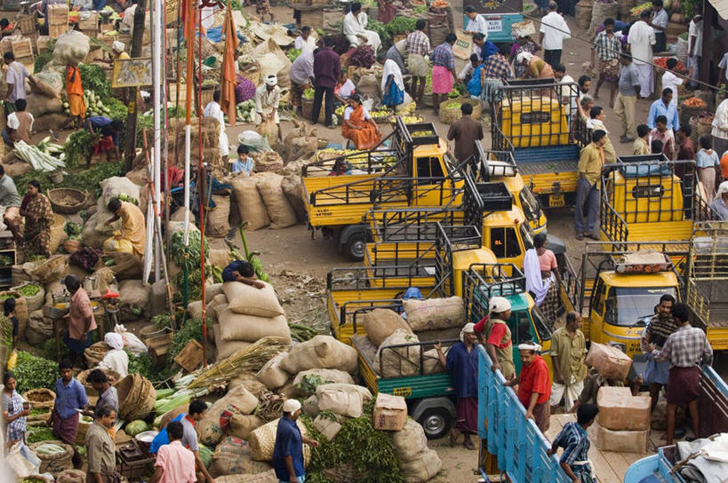 家,坐,走,说,横图,俯视,室外,白天,度假,讨论,幸福,美景,茶,城市风光,城市,卡车,汽车,蔬菜,袋子,印度,亚洲,行人,游客,游人,阴影,服装,丰富,丰收,新鲜,光线,影子,房屋,屋子,景观,茶叶,食品,市场,许多人,丰盛,麻袋,注视,休闲装,娱乐,楼房,路人,旅客,住宅,车,食物,衣服,绿色,阳光,容器,交通工具,观察,看,一群人,享受,休闲,温馨,休闲服,景色,放松,乐趣,服饰,有机食品,绿色食品,观看,青春,储藏,察看,提神,舒适,买,生命,储存,关注,载具,南亚,醒脑,和平,安详,喀拉拉邦,印度共和国,冷色,丰登,丰硕,过客,交流,卖,男人,男性,年轻男性,年轻女性,女人,女性,亚洲人,印度人,售,步行,沟通,讲话,交谈,散步,商讨,说话,谈话,走路,坐着,彩图,高角度拍摄,全身,房子,贮存