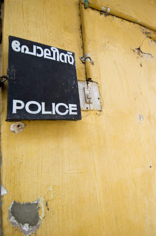 无人,警察局,竖图,室外,白天,仰视,度假,零件,电路,美景,城市风光,城市,指示牌,印度,亚洲,关闭,阴影,透明,光线,英文,标志,文字,影子,字符,字母,墙,景观,辉煌,破坏,娱乐,标识,破损,开关,墙壁,墙面,黄色,阳光,按钮,打开,享受,休闲,健康,景色,放松,活泼,希望,英文字母,暖色,损坏,开启,南亚,光辉,印度共和国,闭合,光明,功名,轻快,彩图,低角度拍摄,警局